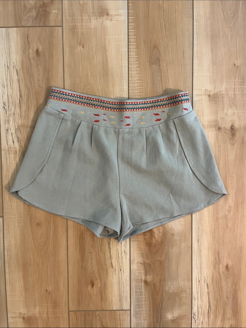 easel Light Gray-Green High-Waist Shorts with Multicolor Embroidered Waistband